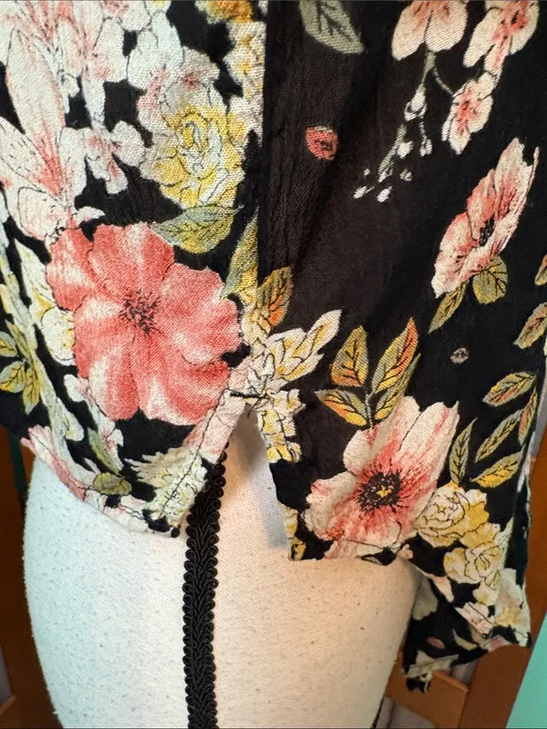Billabong Black Floral Tie-Front Button-Down Shirt - Image 8