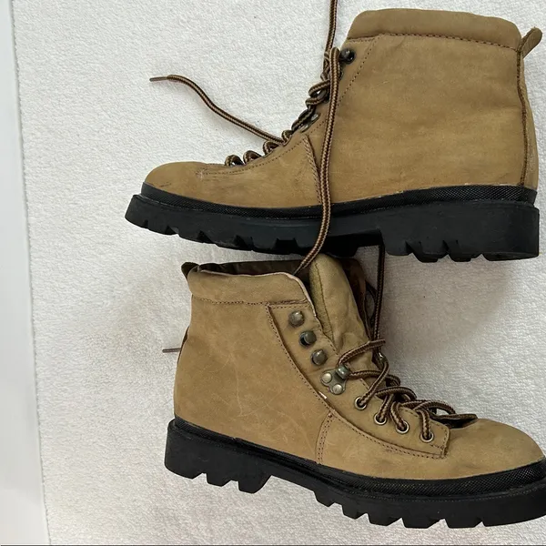 Women’s Bass Hiking Boots – Size 7.5 see pictures for wear - Image 7