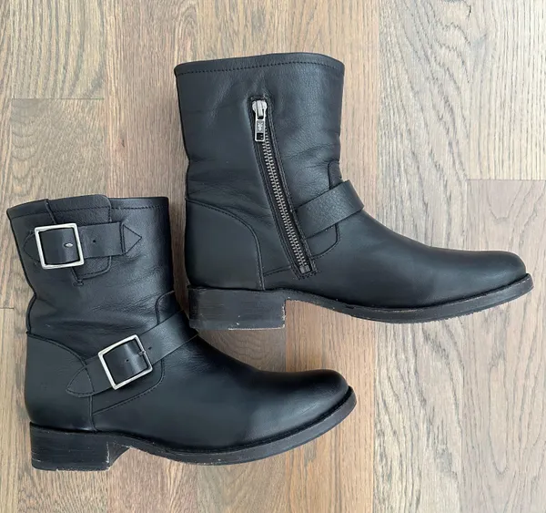 Frye Vicky Engineer Short Buckle Motorcycle Boot in Black Leather Size 9.5B - Image 6