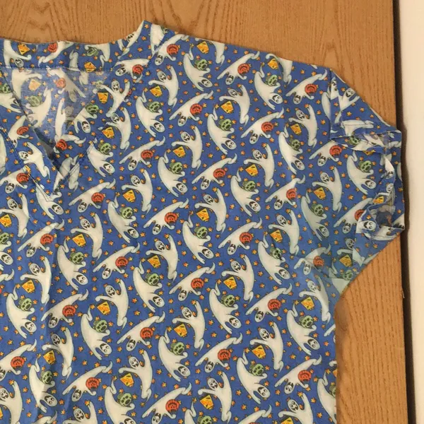 Halloween Print Scrub Top 2 Pockets Skulls Ghosts & Pumpkins Size XL - Image 3