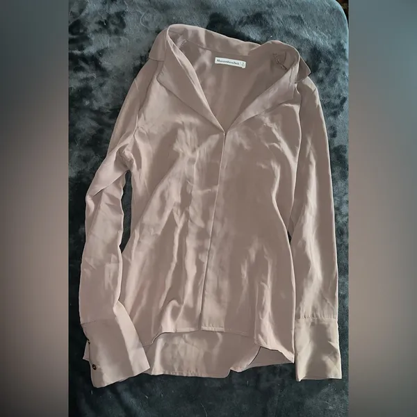Abercrombie Closure Top in Brown Size Small - Image 5