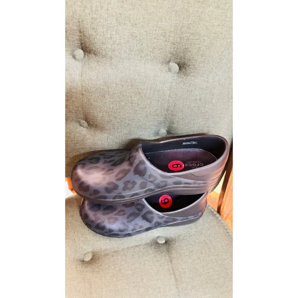 Crocs Neria Pro II slip in black cheetah loafers comfort waterproof clogs sz 6 - Image 3