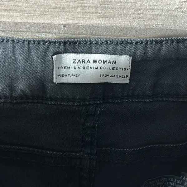 Zara woman coated black pants - Image 4