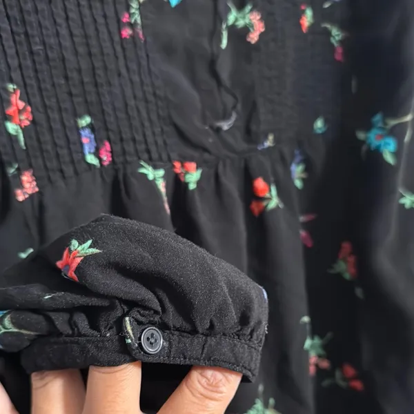 Old Navy Black Blouse with Floral Design - Image 6