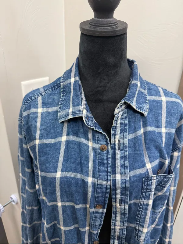 Old Navy Women's Oversized Boyfriend Button Down Denim Shirt Windowpane Plaid M - Image 3