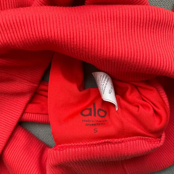 Alo Yoga Slit Bra Red Hot Summer S - Image 3