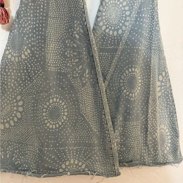 FREE PEOPLE FLOAT ON BELL BOTTOMS SZ 26 light blue batik print EUC - Image 3