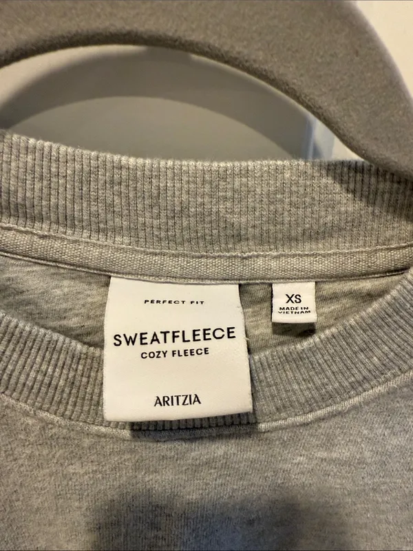 Aritzia Women's Light Grey Crewneck Sweatshirt - Image 2