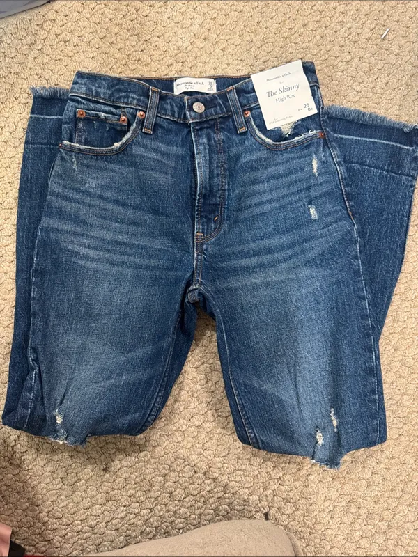 NWT Abercrombie & Fitch Medium Blue High-Rise Distressed Jeans - Image 4