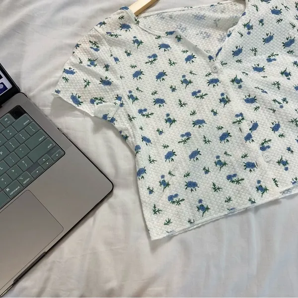 Blue Floral Cropped Button Front Baby Tee Cardigan Top Women's Small Cottage - Image 5