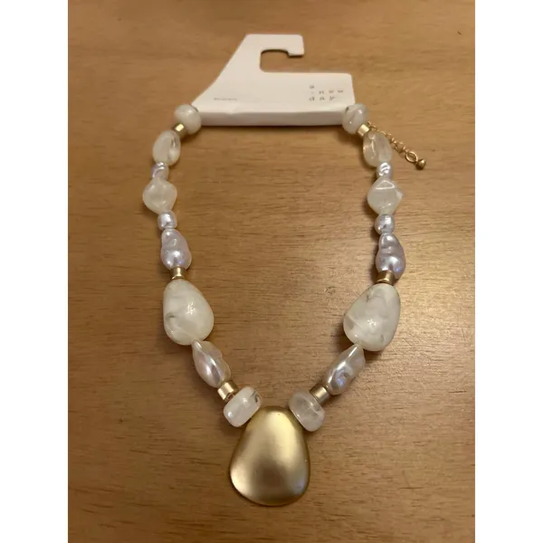 New women’s a new day statement necklace White Satiny Gold marble Look - Image 2