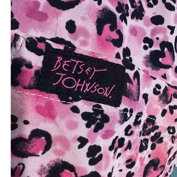 Betsey Johnson Pink Leopard Heart Print Scrub Top V-Neck Medical scrubs sz M - Image 7