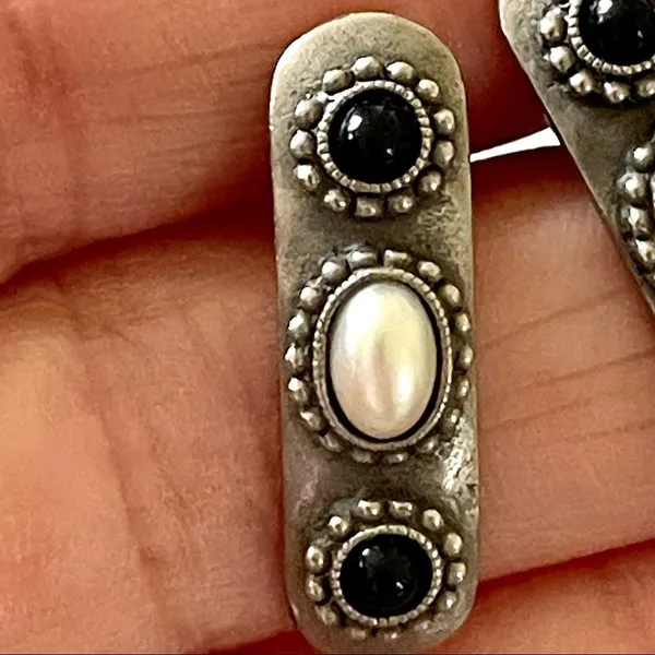 Silver tone Pearl and black post earrings - Image 6