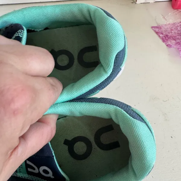On Cloud‎ women’s mint teal blue running shoes size 7 - Image 6
