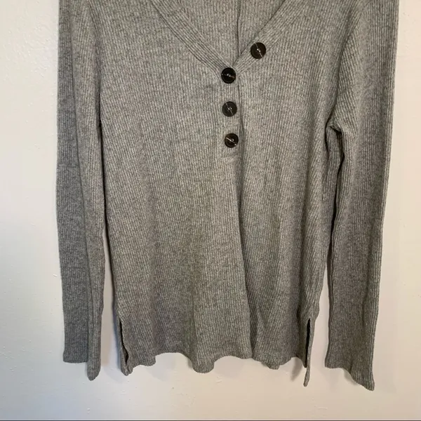 Cable & Gauge‎ Women's Size Small V-Neck Pullover Sweater Gray Ribbed Buttons - Image 4