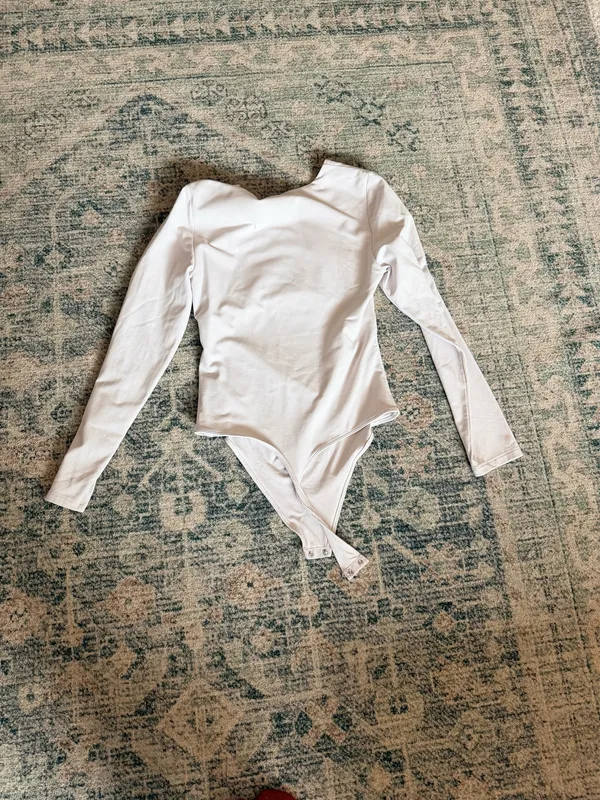 Aritzia Babaton Segovia iced lavender cut out long sleeve contour fit bodysuit L - Image 7