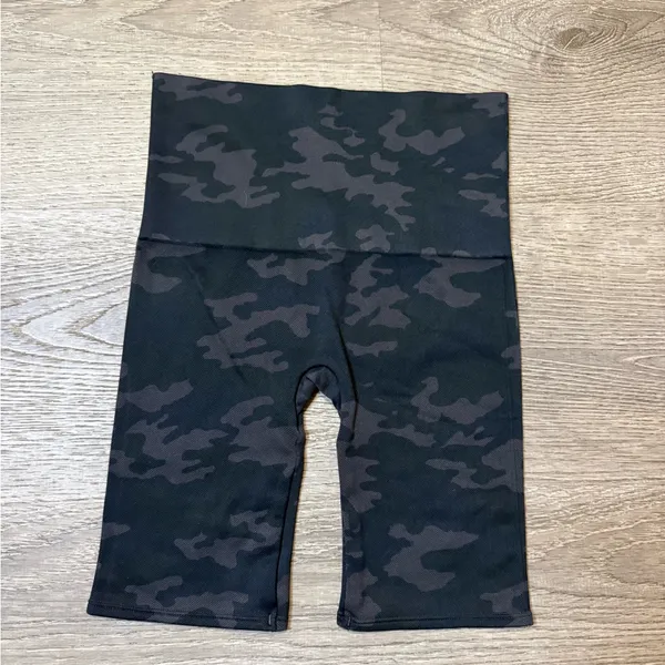 •SPANX• CAMO SEAMLESS SHORTS - Image 3