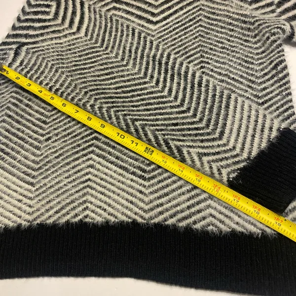100% Acrylic Sweater. Womens. Small. Black & White Chevron. Fluffy Soft Texture. - Image 4