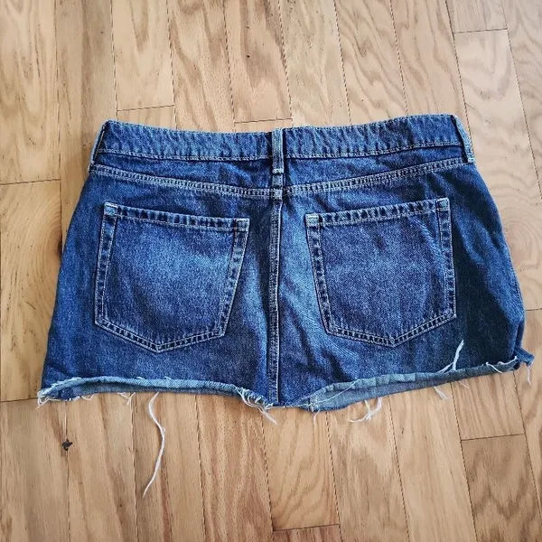 Hollister Denim Mini Skirt‎ Womens Size 14 Blue Raw Hem Five Pocket Casual Chic - Image 4