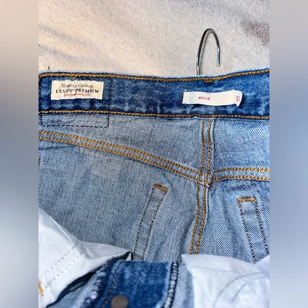 Levi’s Wedgie Straight Distressed Jeans - Image 9