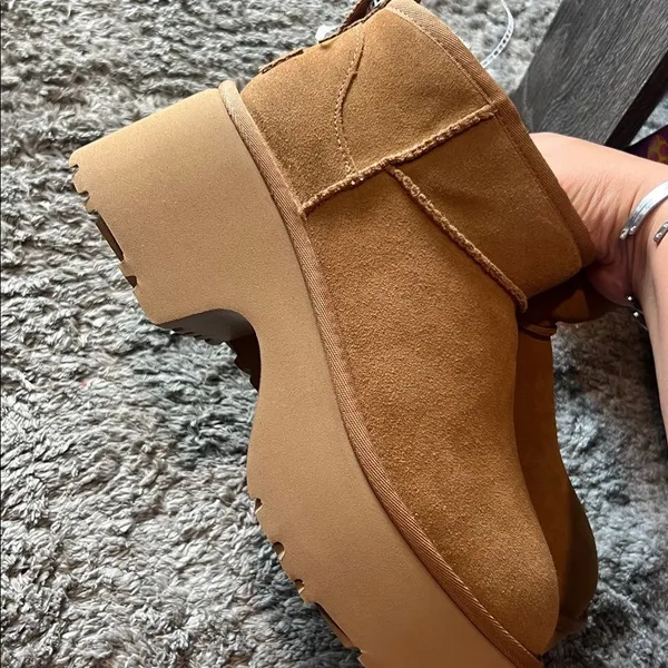 UGG Plush NWOT Women's Chestnut Suede Platform Boots‎ size 8 - Image 8