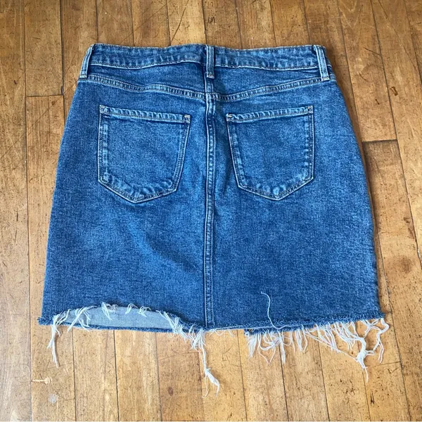 Old Navy Blue Denim Frayed Hem Mini Skirt Higher High Rise 6 Whiskered - Image 4