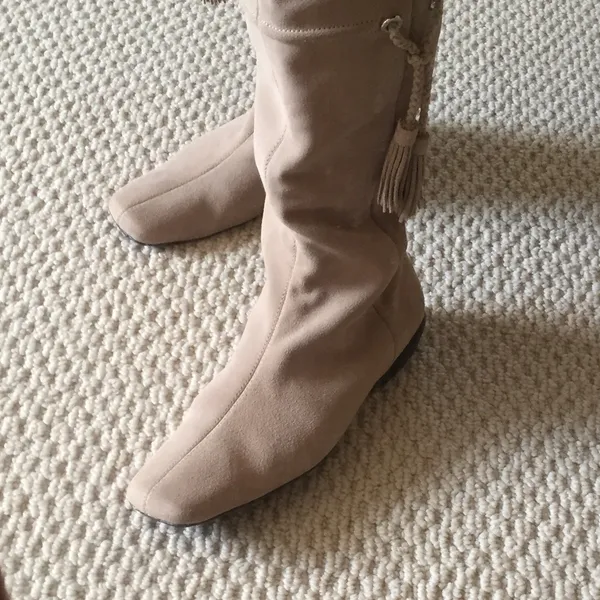 Great pair of suede boots. BNWT. Size 7.5 - Image 4