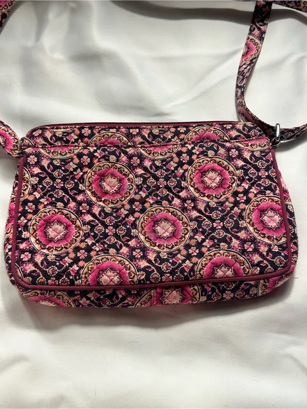D6. Vera Bradley Pink Medallion Crossbody Bag - Image 5