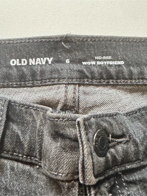 Old Navy Gray Mid-Rise Wow Boyfriend Jeans Size 6 - Image 5