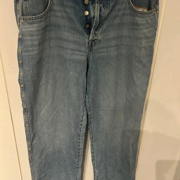 Women’s Universal Threads Mid Rise 90’s Baggy Blue Jeans with gold hardware - Image 3