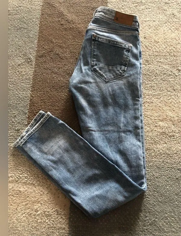 &SQIN Medium Wash Slim Leg Low Waist Ripped Jeans size 27​ - Image 3