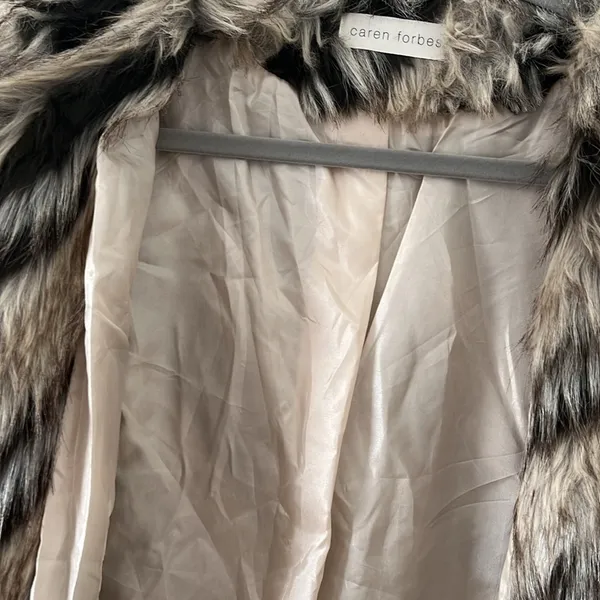 Faux fur jacket with hook in size Large - Image 4