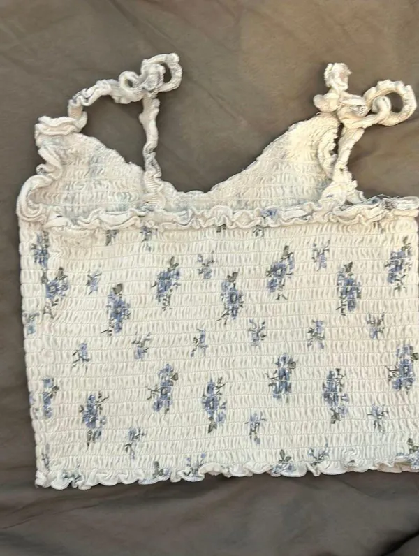 Hollister Cropped White Blue Flower Stretchy Tank Top - Image 4