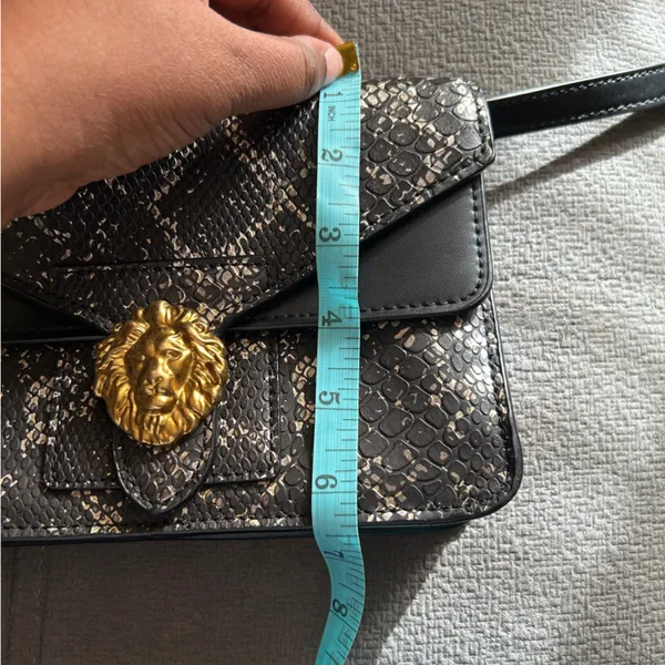 Classic Kitschy Faux Snake-Print Adjustable Black Crossbody Bag Lion Emblem NWT - Image 5