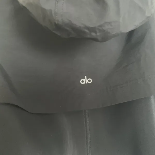 Alo Yoga Cropped Engage Cargo Parka Black S - Image 4