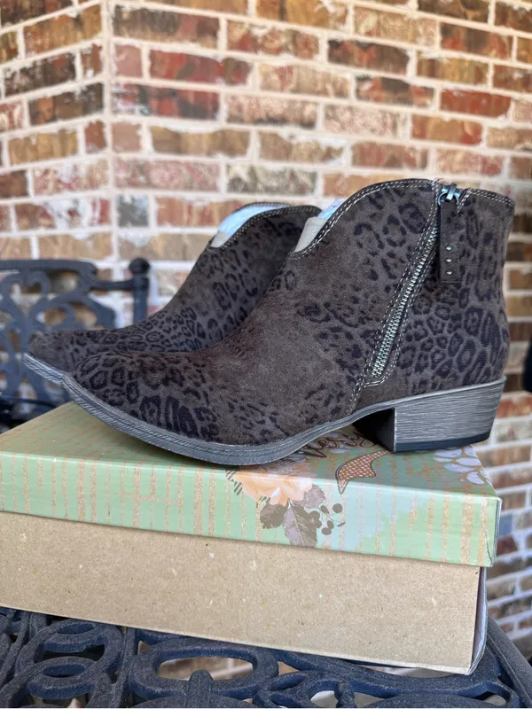 Very G Divine Leopard Print Ankle Booties Taupe Brown Women’s Size 9.5 NIB - Image 2