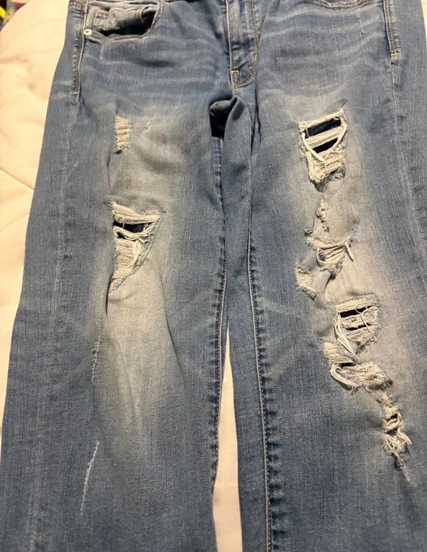 American Eagle Cropped Jeans - Image 3