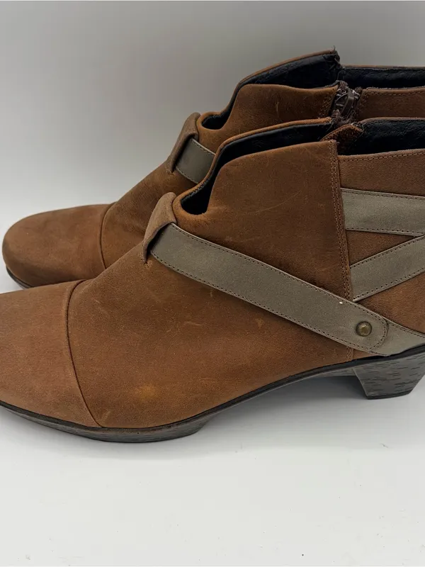 Naot modern brown leather side zip ankle boot women’s 41/10 chic - Image 3