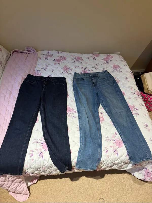 Old Navy Women's Straight Leg Jeans - Dark Indigo and Light Blue - Image 2