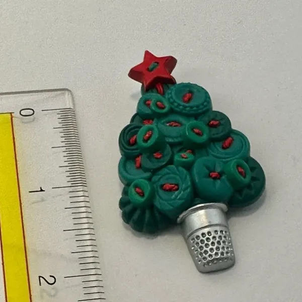 Hallmark Christmas with brooch with thimble and buttons - Image 6