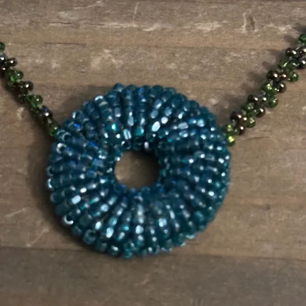 Vintage glass seed bead circle pendant necklace - Image 3