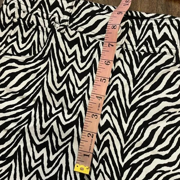 89th + Madison | Zebra Stretch Shorts Black Size 6 - Image 9