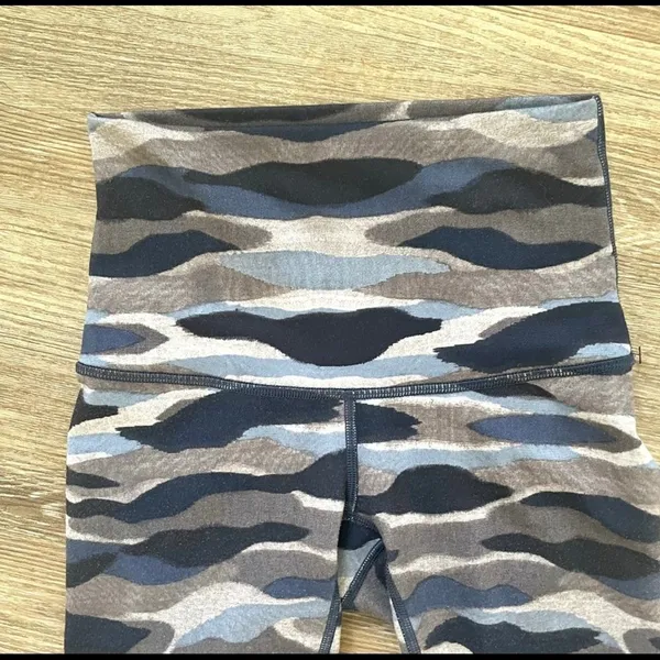 Lululemon wunder under Camo crop leggings - Image 5