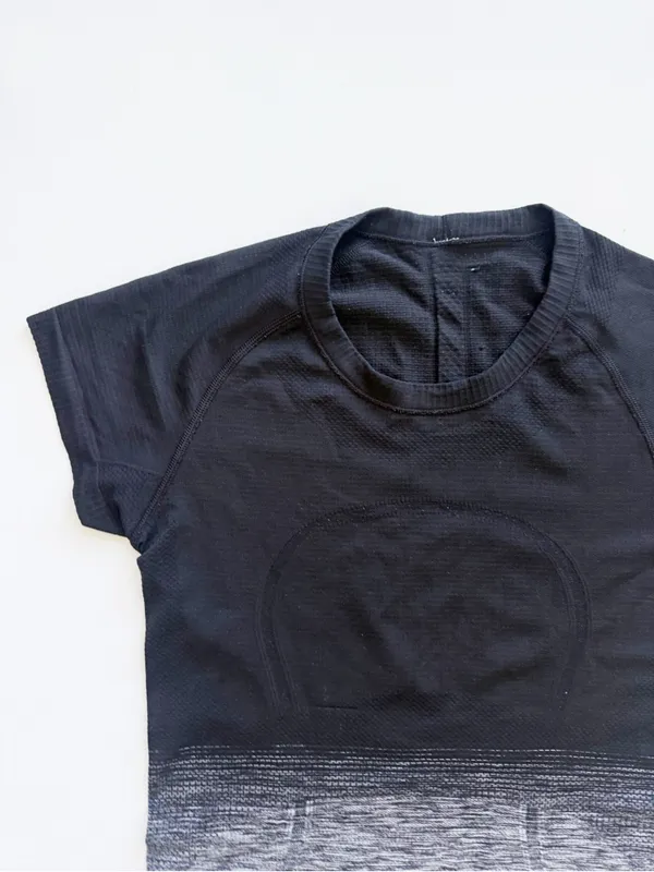 lululemon Swiftly Tech Top Size 4 - Black and Gray Space Dye - Image 3