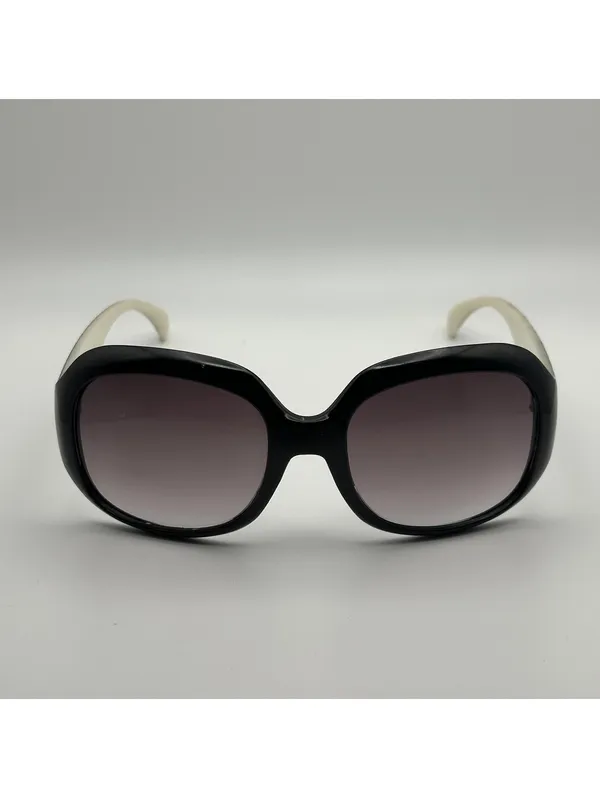 Steve Madden Oversized Black Square Sunglasses with Cream Temples - Image 4