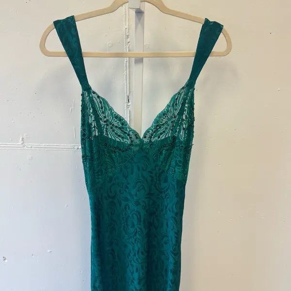 Vintage Victoria’s Secret Emerald Green Lace Sequin Midi Slip‎ Large - Image 3