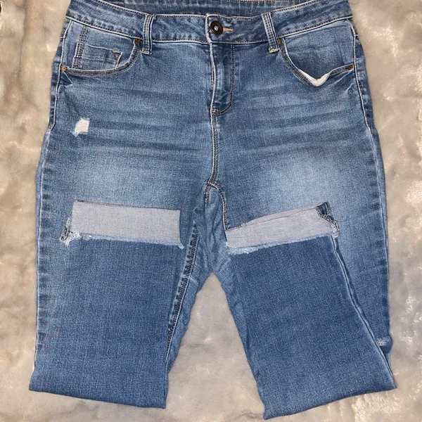 Distressed Blue Denim Jeans – Classic Streetwear Style with Branding Patch - Image 2