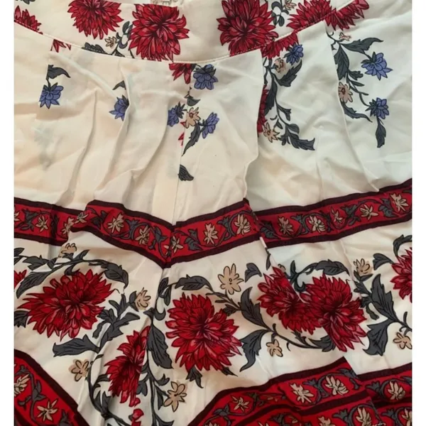 Miss Avenue Boutique shorts with flowers - Image 4