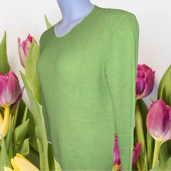 No name beautiful green white trim sweater! New - Image 8