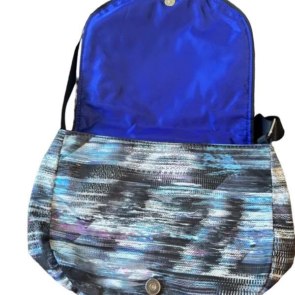 ivivva purse multicolored insulated‎ Button Closure and shoulder bag I Move CP - Image 3